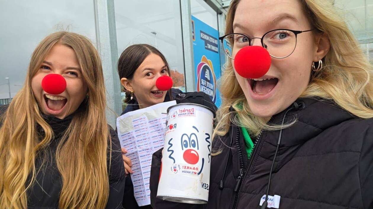 Junge lachende Schülerinnen beim Sammeln von Spenden für ROTE NASEN