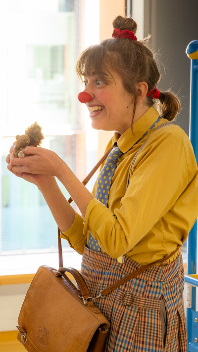 Clownin Toni mit einem kleinen Stoffeichhörnchen