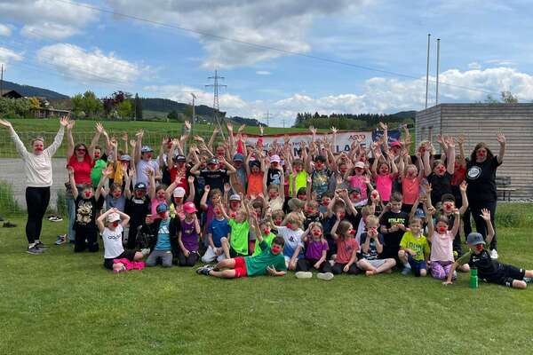 Eine Gruppe von Schüler*innen bei einem ROTE NASEN Schullauf.