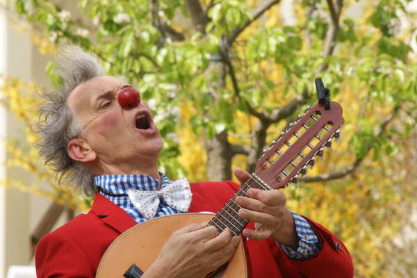 Clown Igor singt und spielt Ukulele