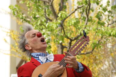 Clown Igor singt und spielt Ukulele