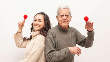 Eine ehrenamtliche Mitarbeiterin und ein ehrenamtlicher Mitarbeiter der ROTE NASEN.