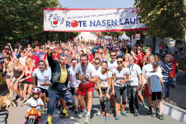 Firmenteam startet gemeinsam mit unzähligen anderen LäuferInnen beim Wiener ROTE NASEN LAUF