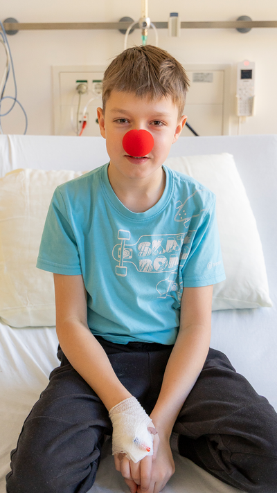 Leo mit roter Clownnase