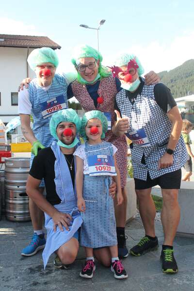 Gruppenfoto von LäuferInnen die als Ärzte verkleidet sind beim ROTE NASEN LAUF im Wipptal