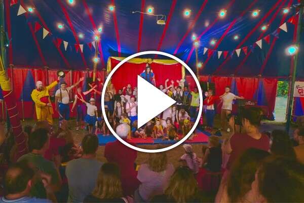 Gruppenbild der Stars beim Sommercircus im Zirkuszelt.