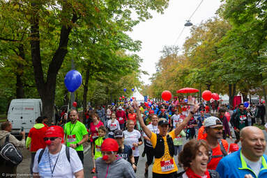 Teilnehmerinnen und Teilnehmer des Wiener ROTE NASEN-Laufs auf der Prater Hauptallee.