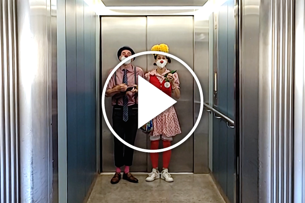 Clowns im Spital im Aufzug