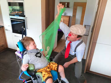 Guido motiviert Marius mit einem grünen Tuch dazu sich zu bewegen.