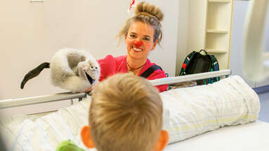 ROTE NASEN-Clownin Nelly samt Handpuppe bei einem Krankenhausbesuch.