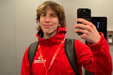 Ein junger Mann mit ROTE NASEN Jacke und Ausweis.