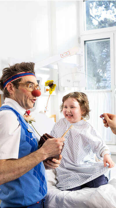 Cosima, Clown Bernhart und ein kleiner Schmetterling