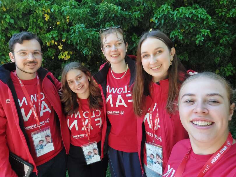 5 Werber:innen in ROTE NASEN T-Shirts lächeln.