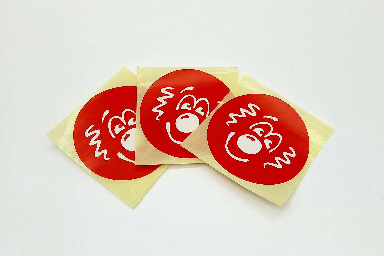 ROTE NASEN Sticker in Rot mit Clownkopf.
