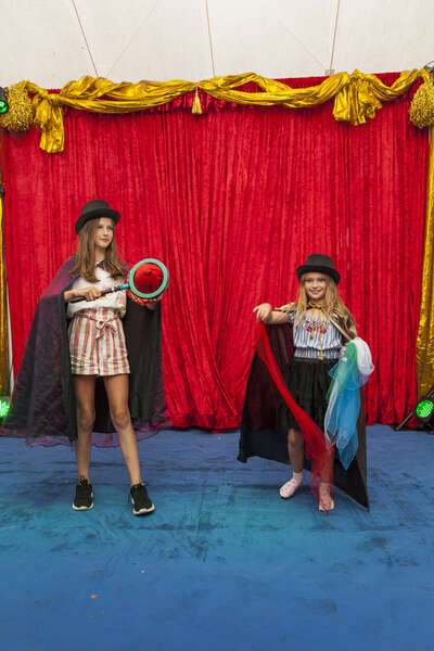 Zwei Mädchen zeigen die gelernten Tricks auf der Sommerzirkus-Bühne