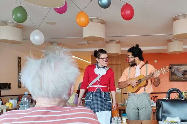 Clownin Hildegard und Clown Ferdinand im Pflegewohnheim.