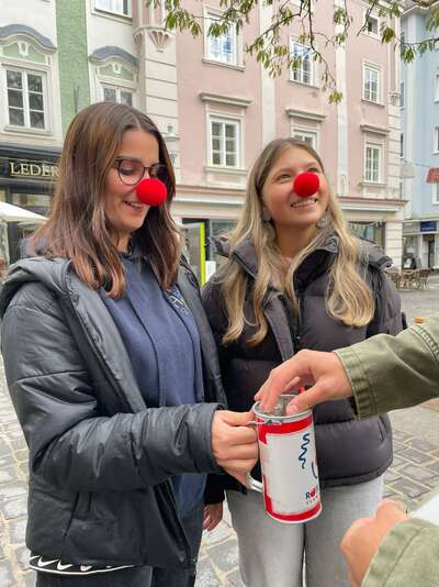 Zwei Schülerinnen bedanken sich gerade für eine Strassenspende