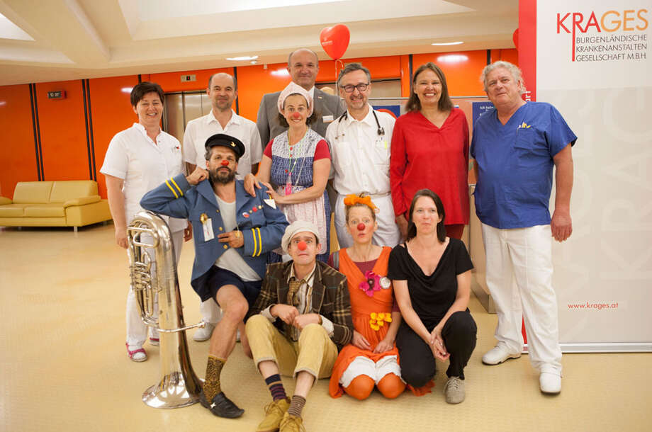 MitarbeiterInnen des Krankenhaus Oberwart, VertreterInnen von ROTE NASEN und vier Clowns posieren für ein Gruppenfoto