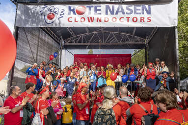 Das Team der freiwilligen Helfer*innen beim ROTE NASEN LAUF