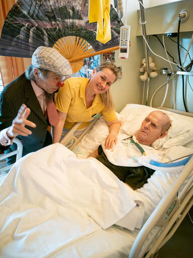 Franz mit Schwester und Wachkomapatient lächeln in die Kamera