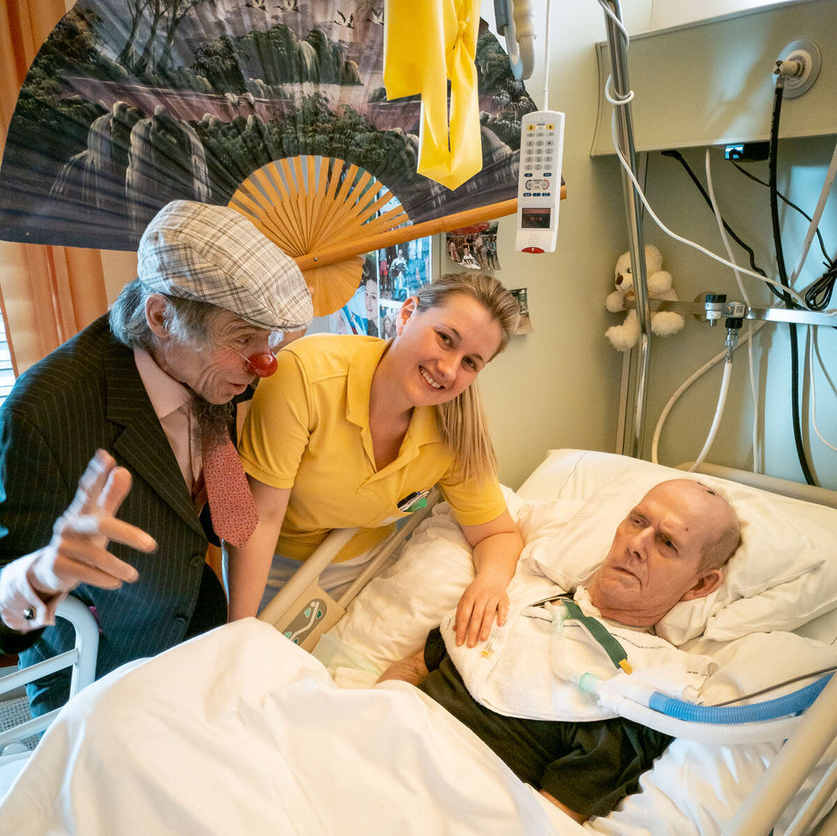 Franz mit Schwester und Wachkomapatient lächeln in die Kamera