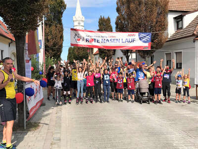 Gruppenfoto der LäuferInnen beim ROTE NASEN LAUF Mörbisch