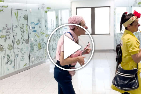 Clown Anton und Clownin Candy am Gang im LKH Innsbruck.