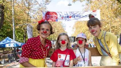 Clowninnen Toni und Aurelia, sowie zwei Mädchen beim Wiener ROTE NASEN-Lauf.