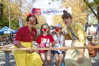 Clowninnen Toni und Aurelia, sowie zwei Mädchen beim Wiener ROTE NASEN-Lauf.