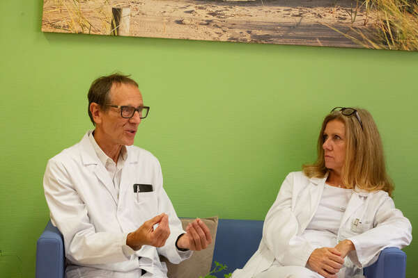 Primar Dr. Herbert Kurz, ehemaliger Abteilungsvorstand der Kinder- und Jugendheilkunde in der Klinik Donaustadt erzählt über die gemeinsame Arbeit mit ROTE NASEN Clowns