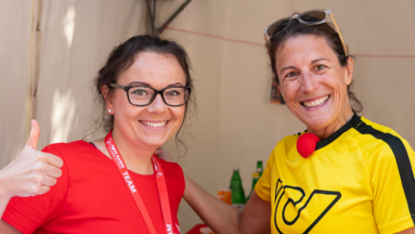 Eine Mitarbeiterin der Österreichischen Post und eine Teilnehmerin vor dem Sponsorenzelt am Wiener ROTE NASEN-Lauf.