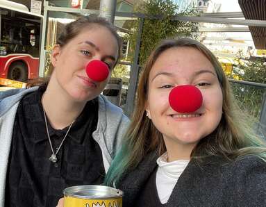 Schülerinnen bei der Straßensammlung für ROTE NASEN in Wien