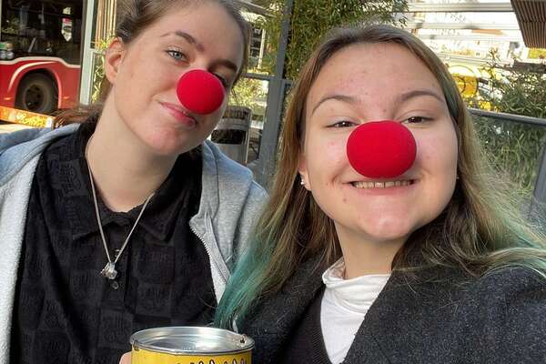 Schülerinnen bei der Straßensammlung für ROTE NASEN in Wien