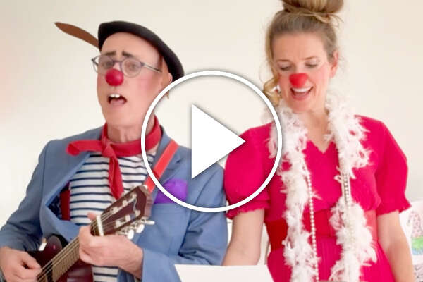 Clown Edouard und Clownin Nelly singen.