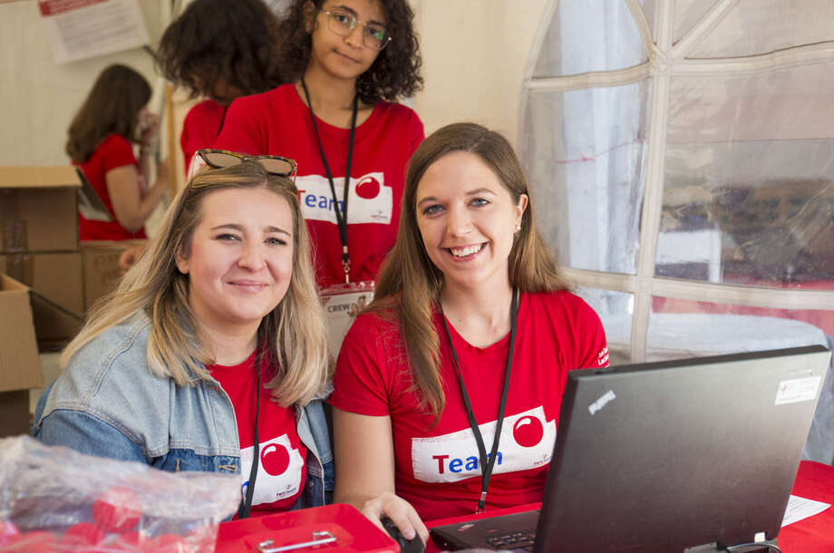 Freiwillige Helferinnen vorm Laptop
