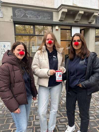 Eine Gruppe von Schülerinnen bei der Spendensammlung