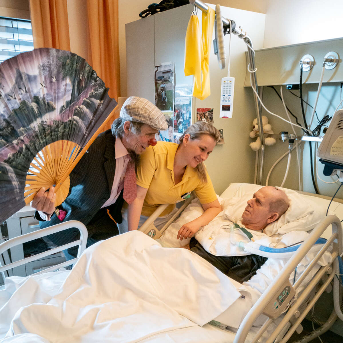 Franz besucht mit riesen Fächer einen Patienten auf der Wachkomastation