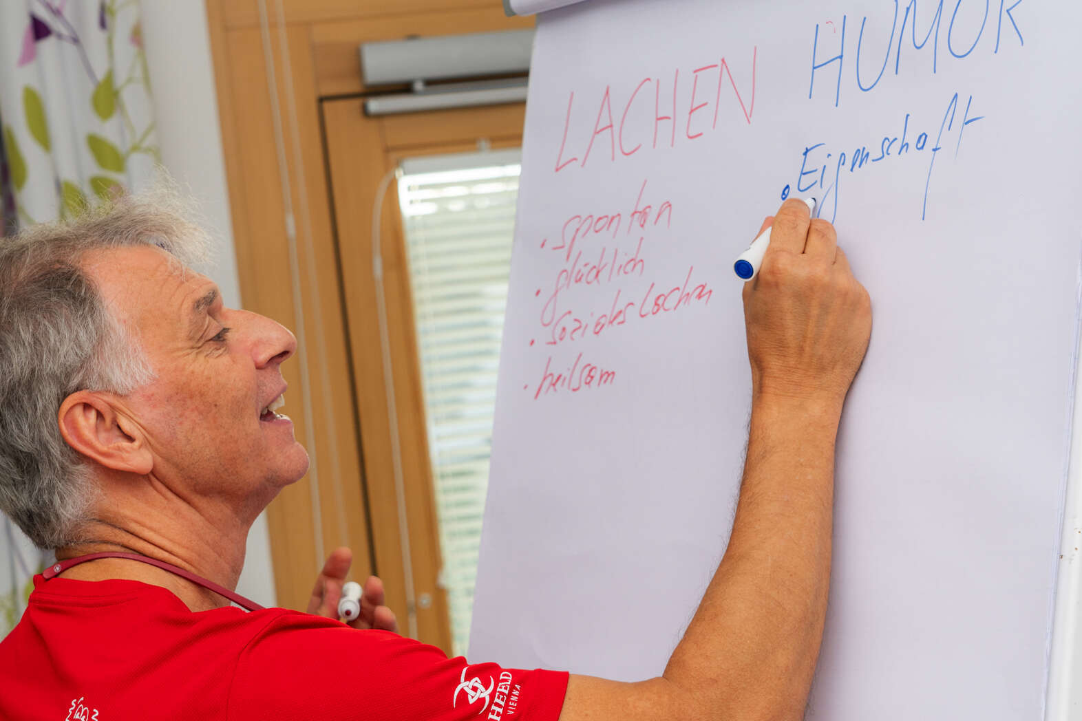 Ein ROTE NASEN-Trainer beim Humorworkshop in einer Einrichtung.