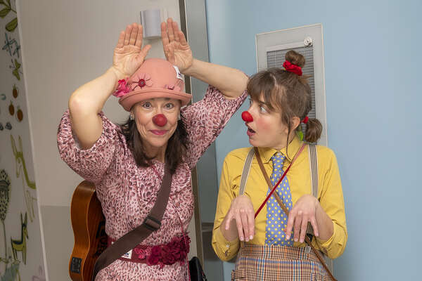 Clownin Wilma und Clownin Toni machen Tiere nach.