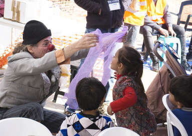 ROTE NASEN International Artistic Director Christophe Dumalin als Clown und Kinder.