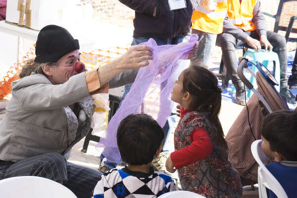 ROTE NASEN International Artistic Director Christophe Dumalin als Clown und Kinder.