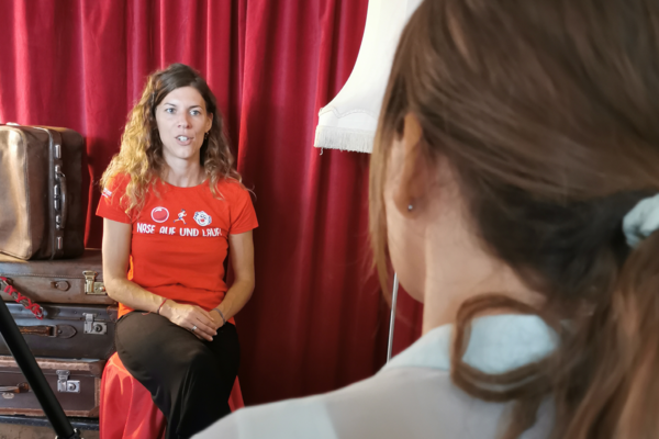 Vor dem roten Vorhang: Unsere Mitarbeiterin Carina Schneider im Interview