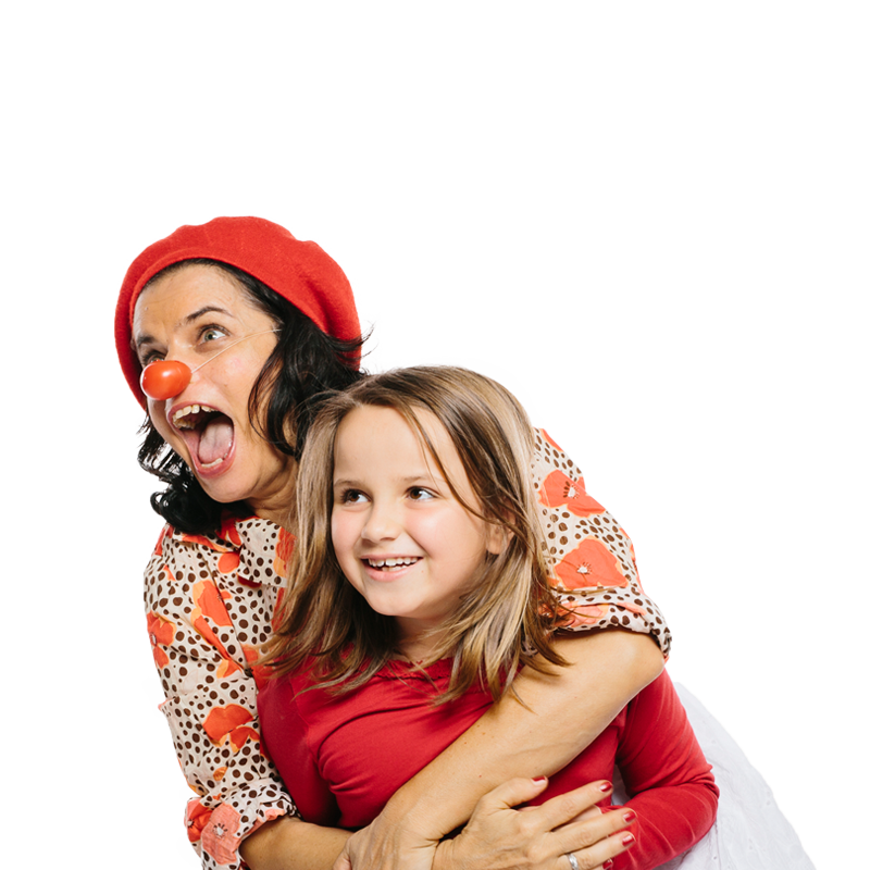 fröhlicher weiblicher Clown umarmt kleines lachendes Mädchen