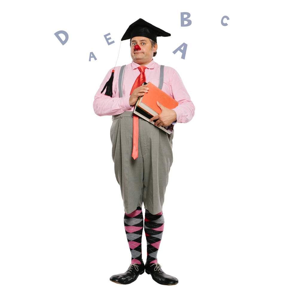 Clown mit Akademikerhut hält Bücher in der Hand, Buchstaben fliegen um ihn herum
