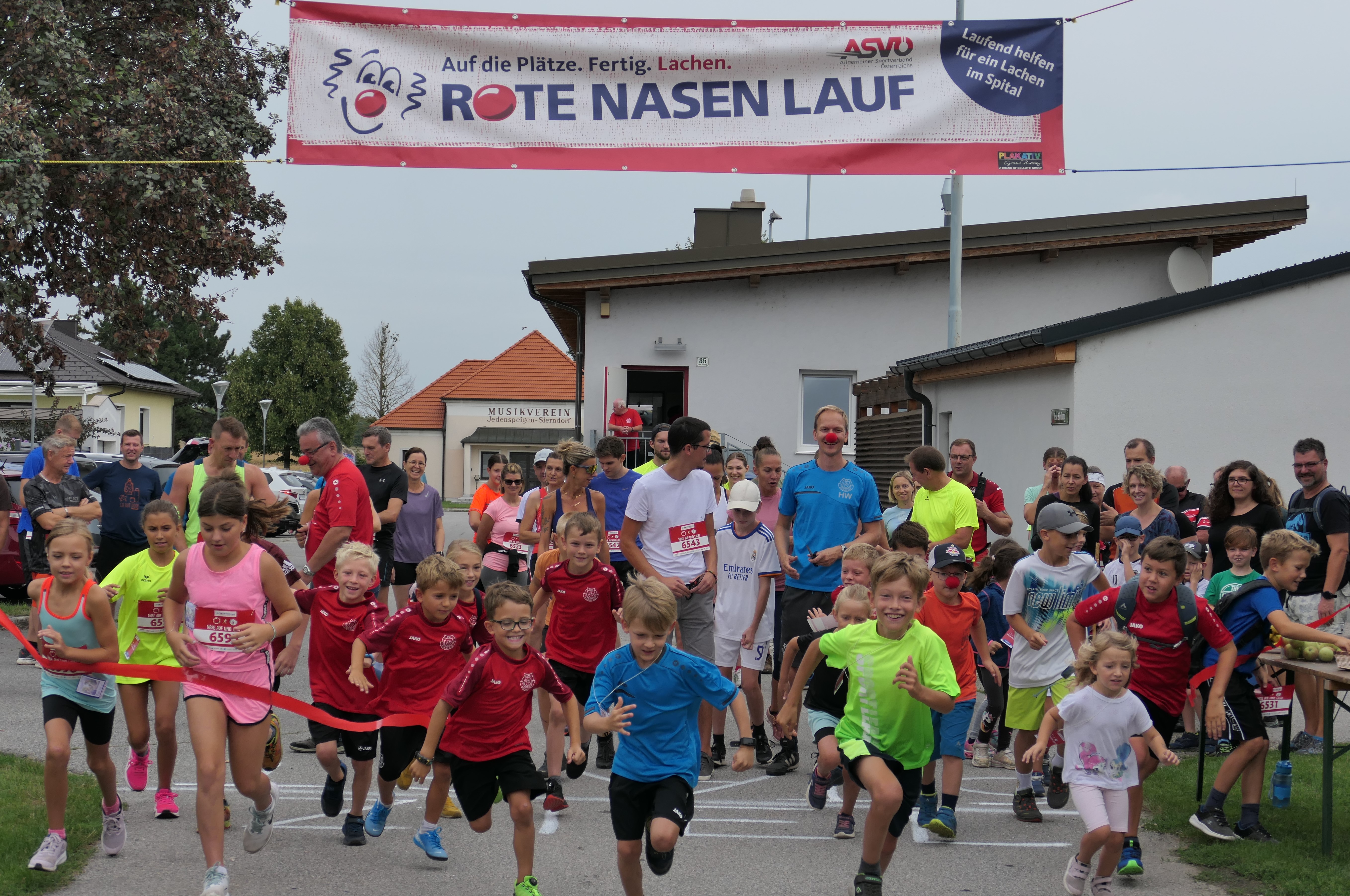 viele Personen gehen beim ROTE NASEN LAUF an den Start