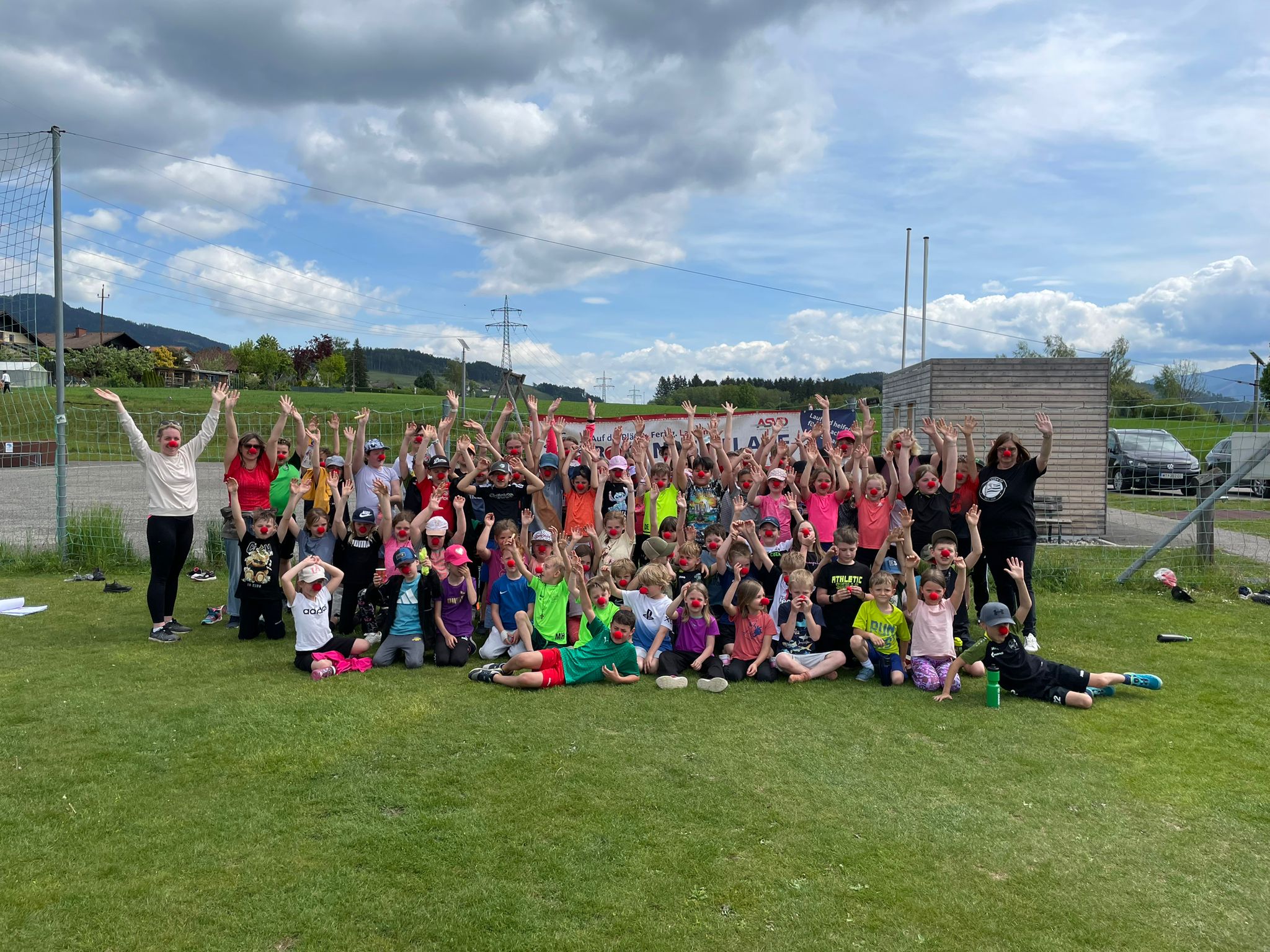 Schüler*innen und Lehrer*innen der VS St. Marein bei Feistritz.