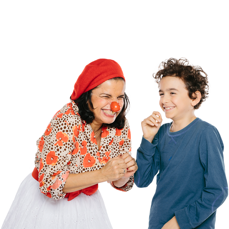 Bub lacht gemeinsam mit Clownin