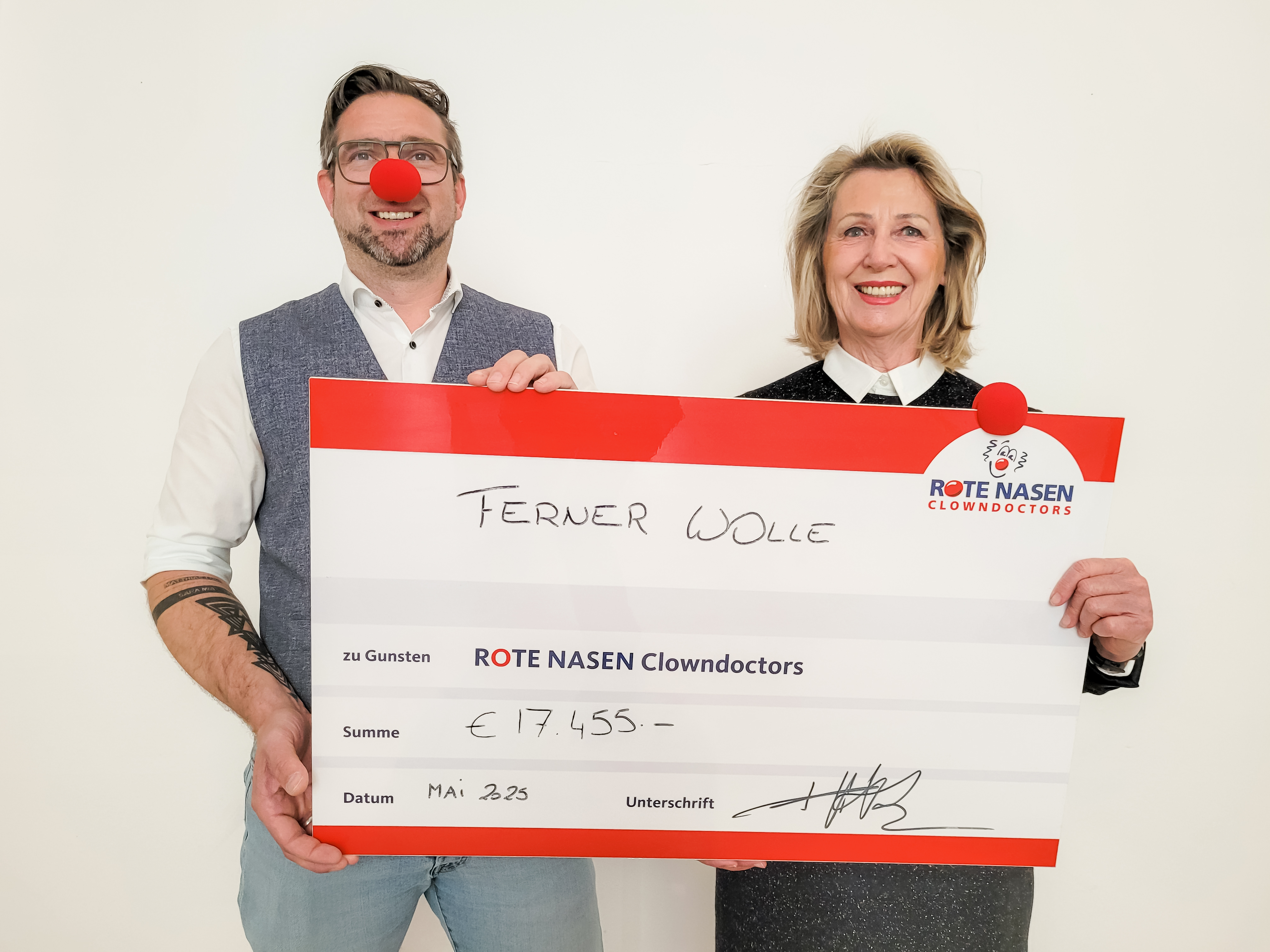 Spendenübergabe Ferner Wolle an ROTE NASEN.