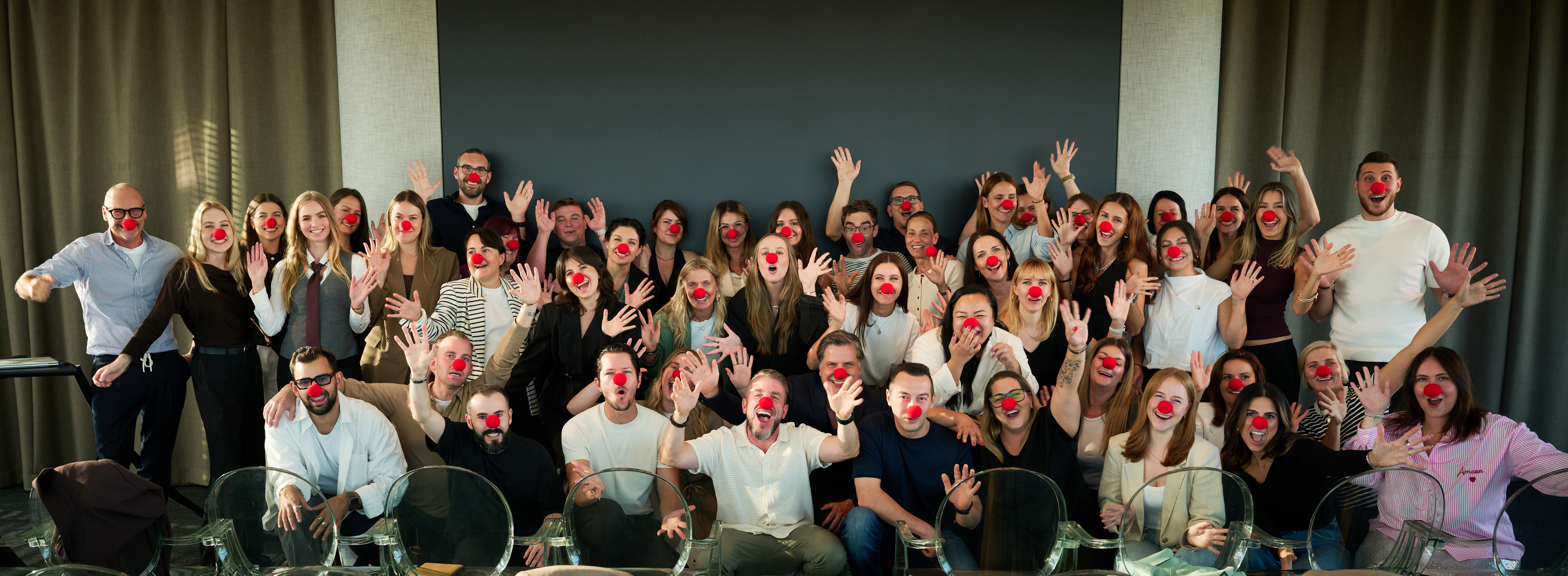 Gruppenfoto von Bestseller Mitarbeiter*innen mit roter Nase.