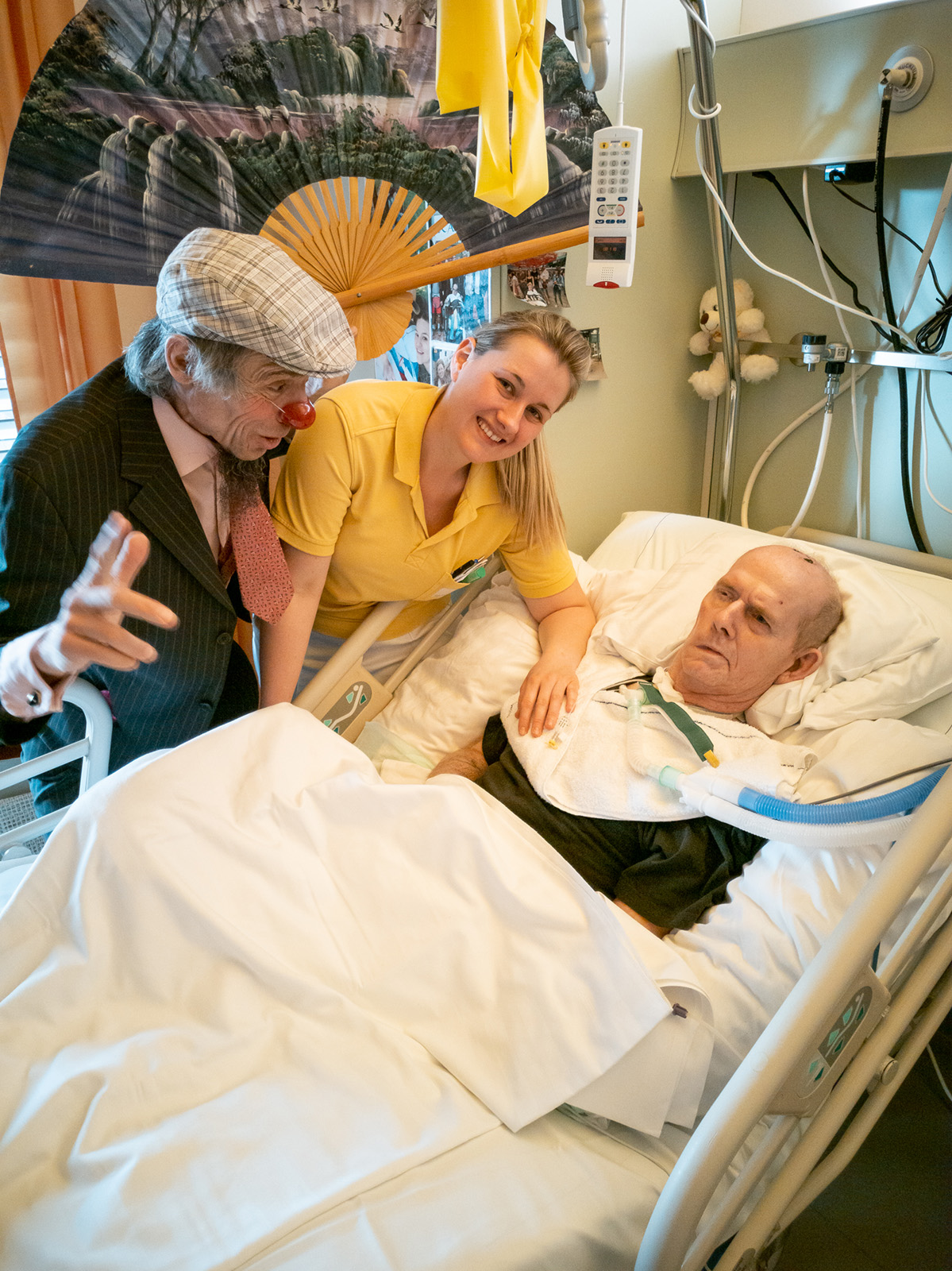 Franz mit Schwester und Wachkomapatient lächeln in die Kamera